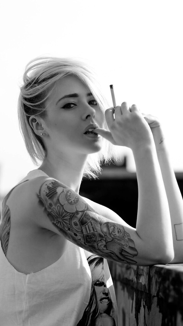 欧美 女生 纹身 抽烟