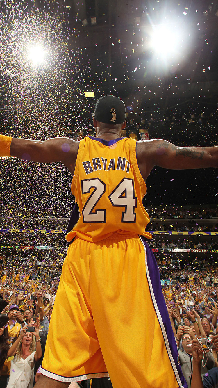 科比 篮球 运动员 球场 球星 背影 苹果手机高清壁纸