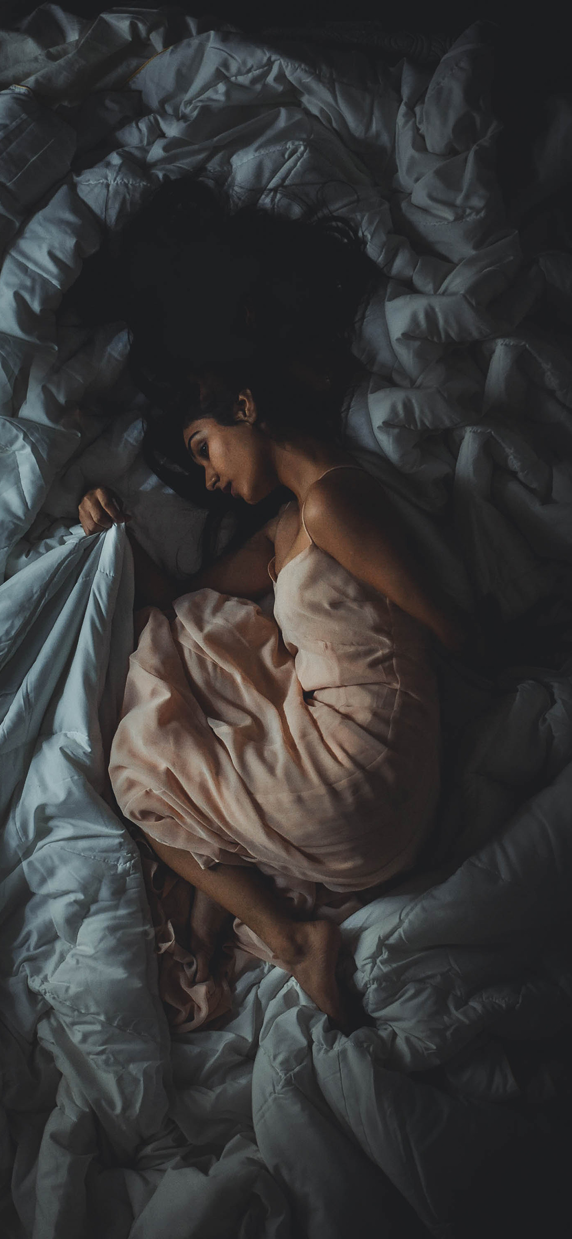 女子 睡眠 蜷缩 睡衣 苹果手机高清壁纸 1125x2436