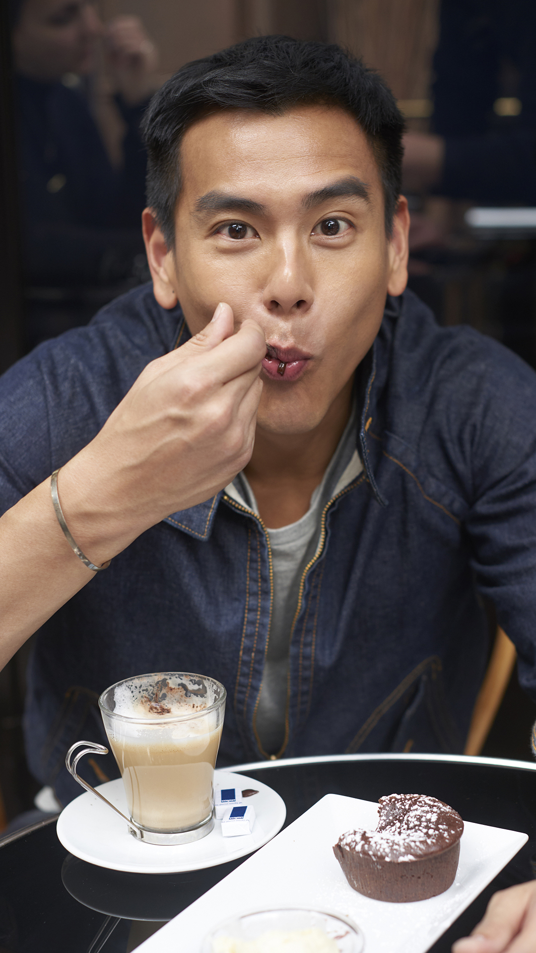 彭于晏 台湾 演员 明星 艺人 吃 苹果手机高清壁纸 x