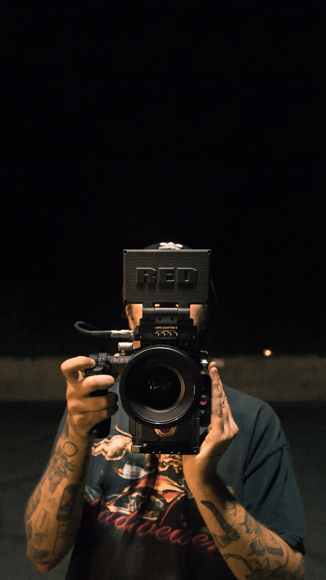 摄影师 男生 花臂 相机 苹果手机高清壁纸 1080x1920