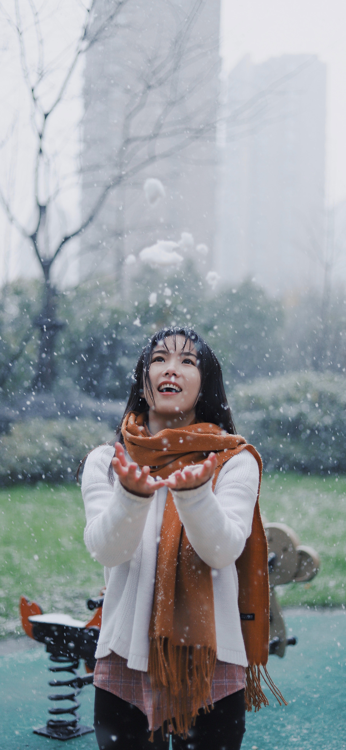 冬季 雪天 女孩 写真 唯美 苹果手机高清壁纸 1125x