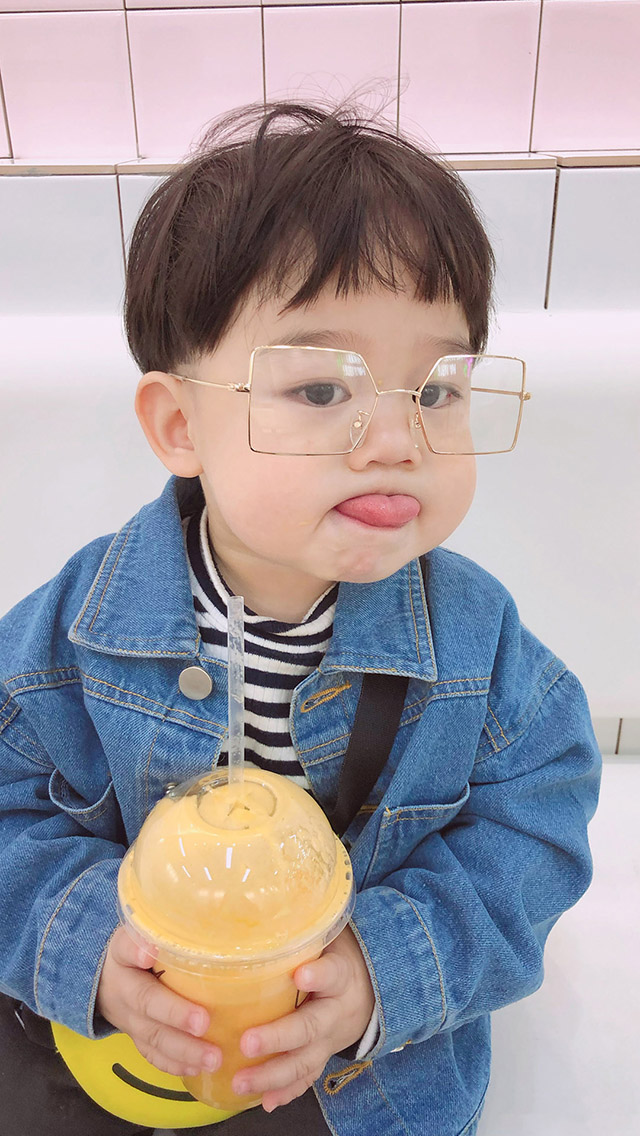 李浠晗 小男孩 可爱 萌 饮料