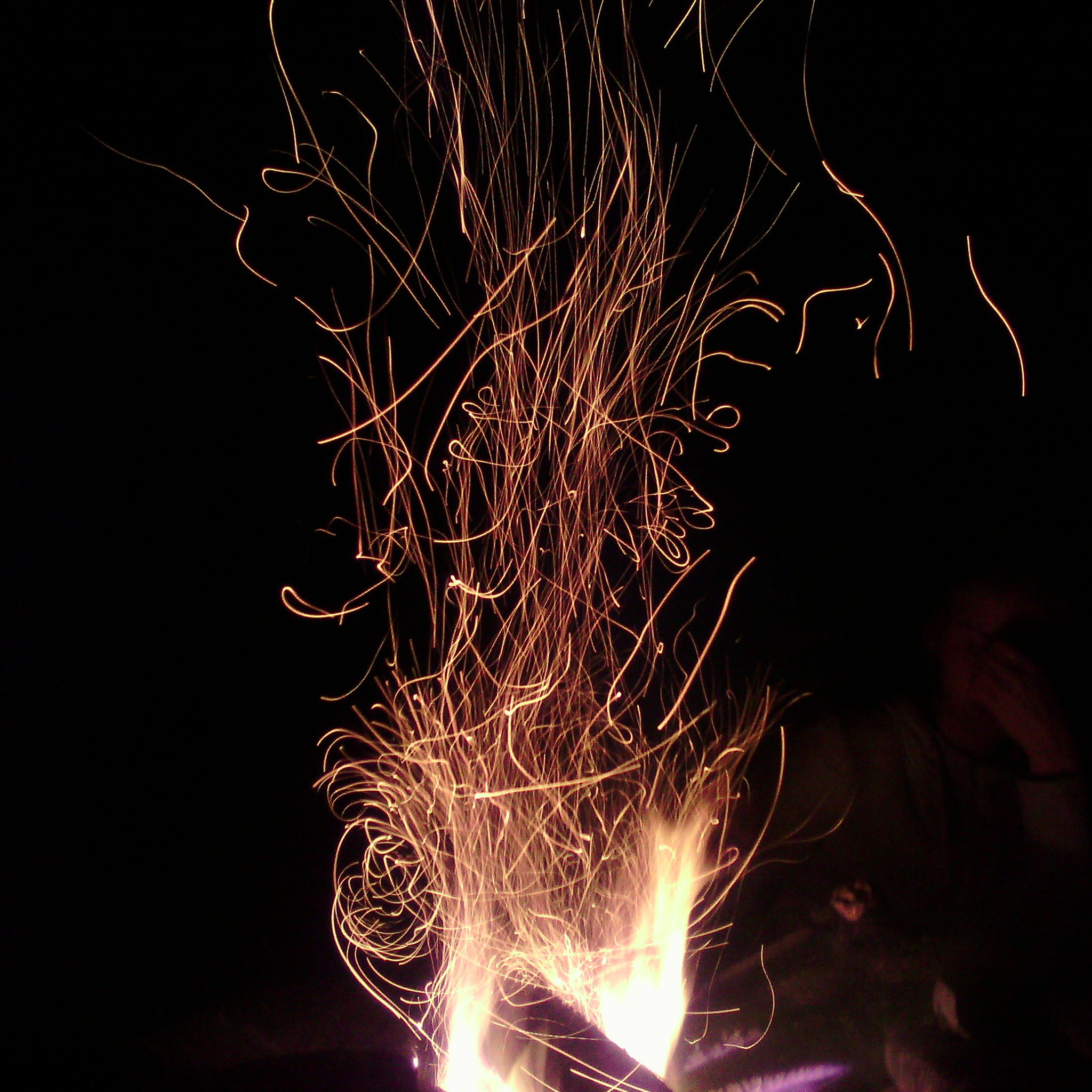 火 火花 木柴 火焰 苹果手机高清壁纸 2048x20