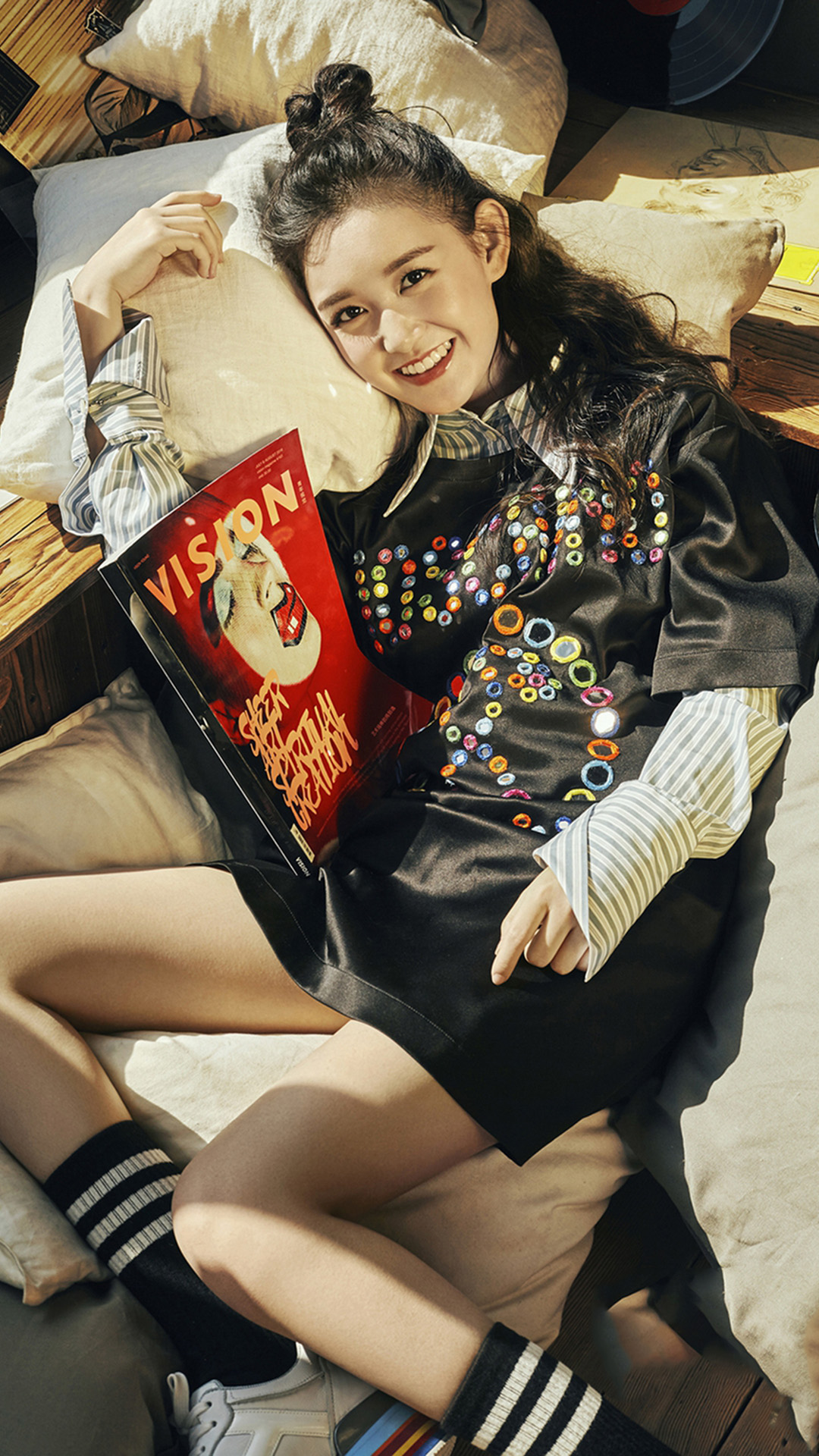 童星蒋依依时尚俏皮写真 苹果手机高清壁纸 1