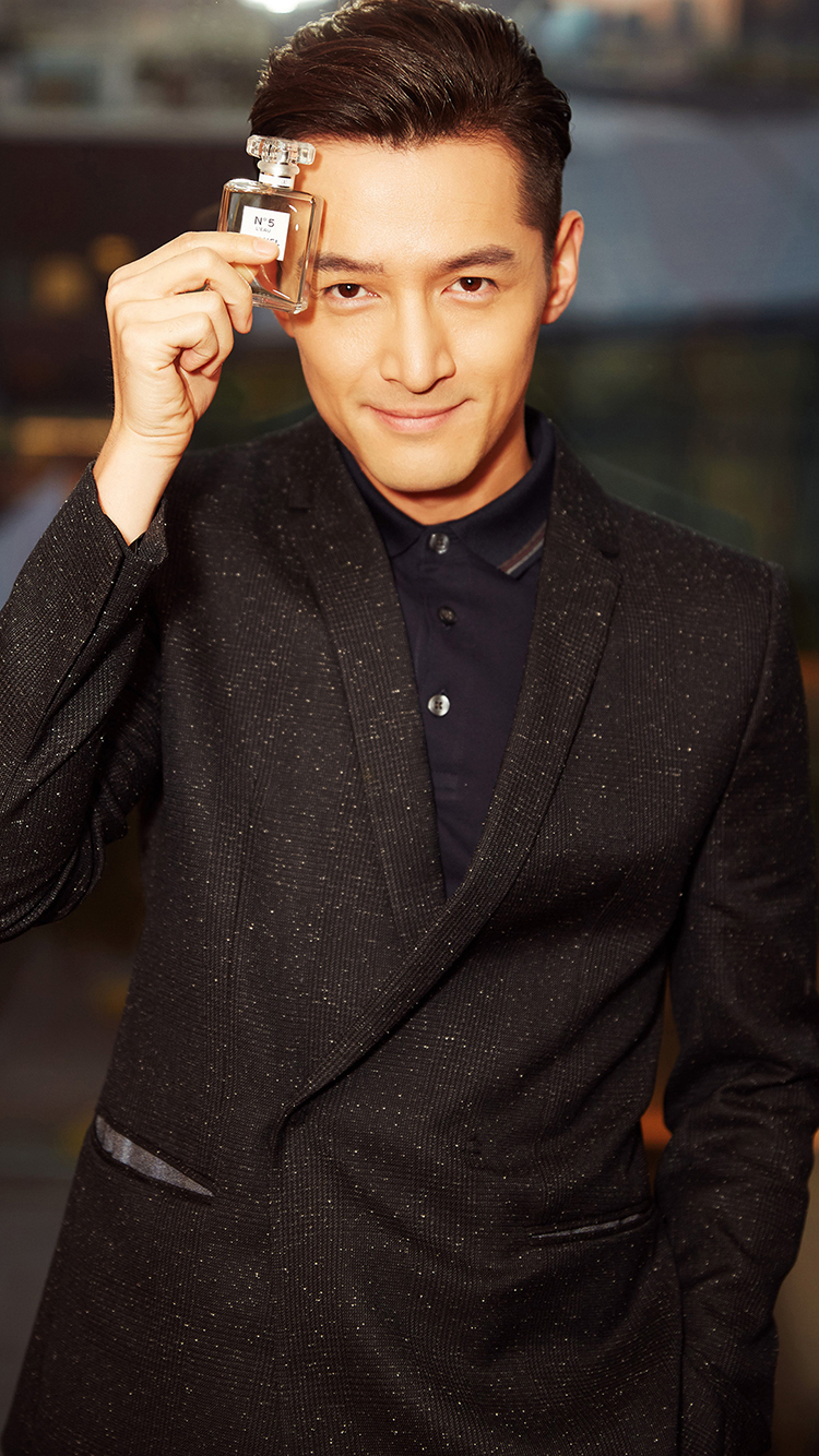 胡歌演员明星西服香水苹果手机高清壁纸750x