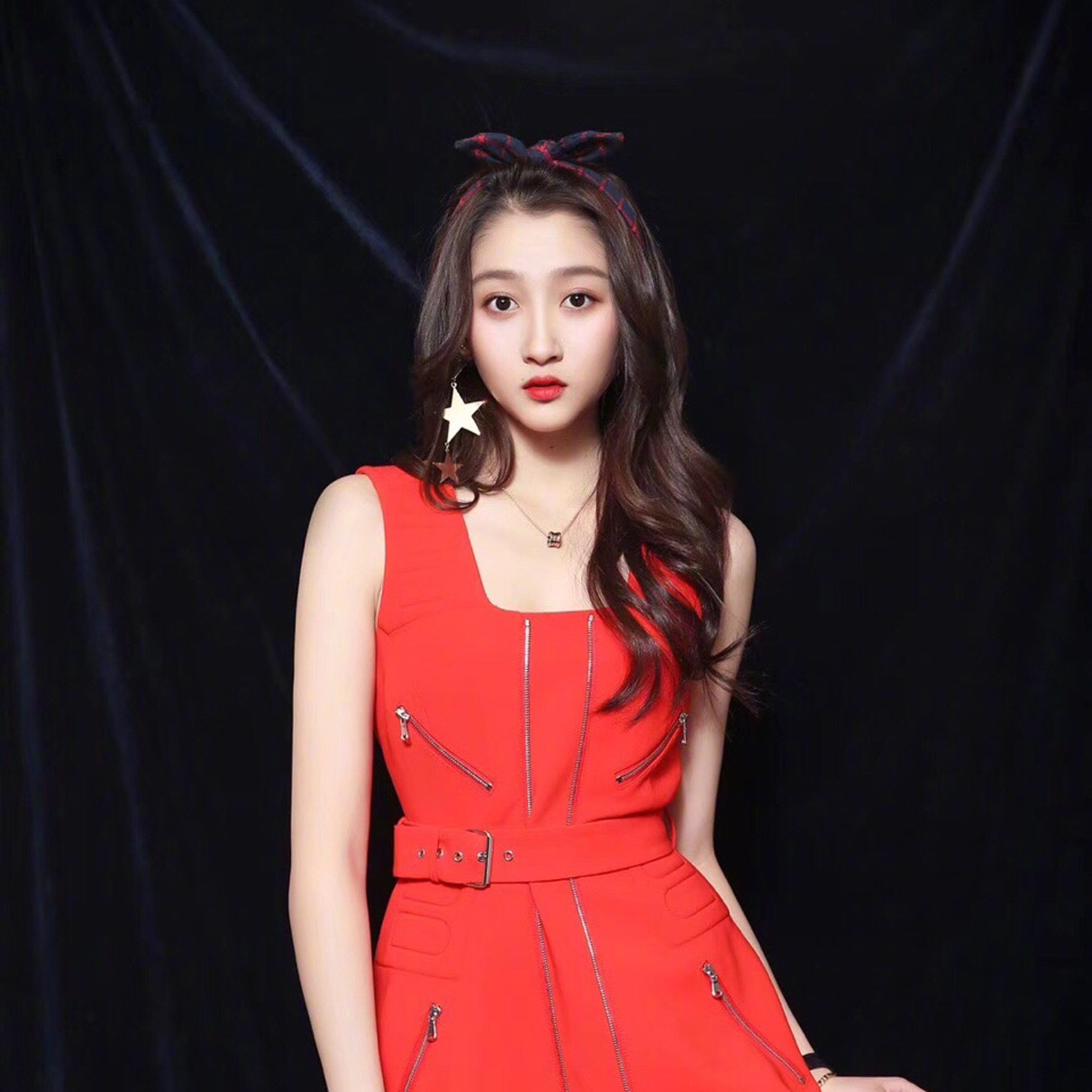 关晓彤 艺人 演员 红裙 苹果手机高清壁纸 2732