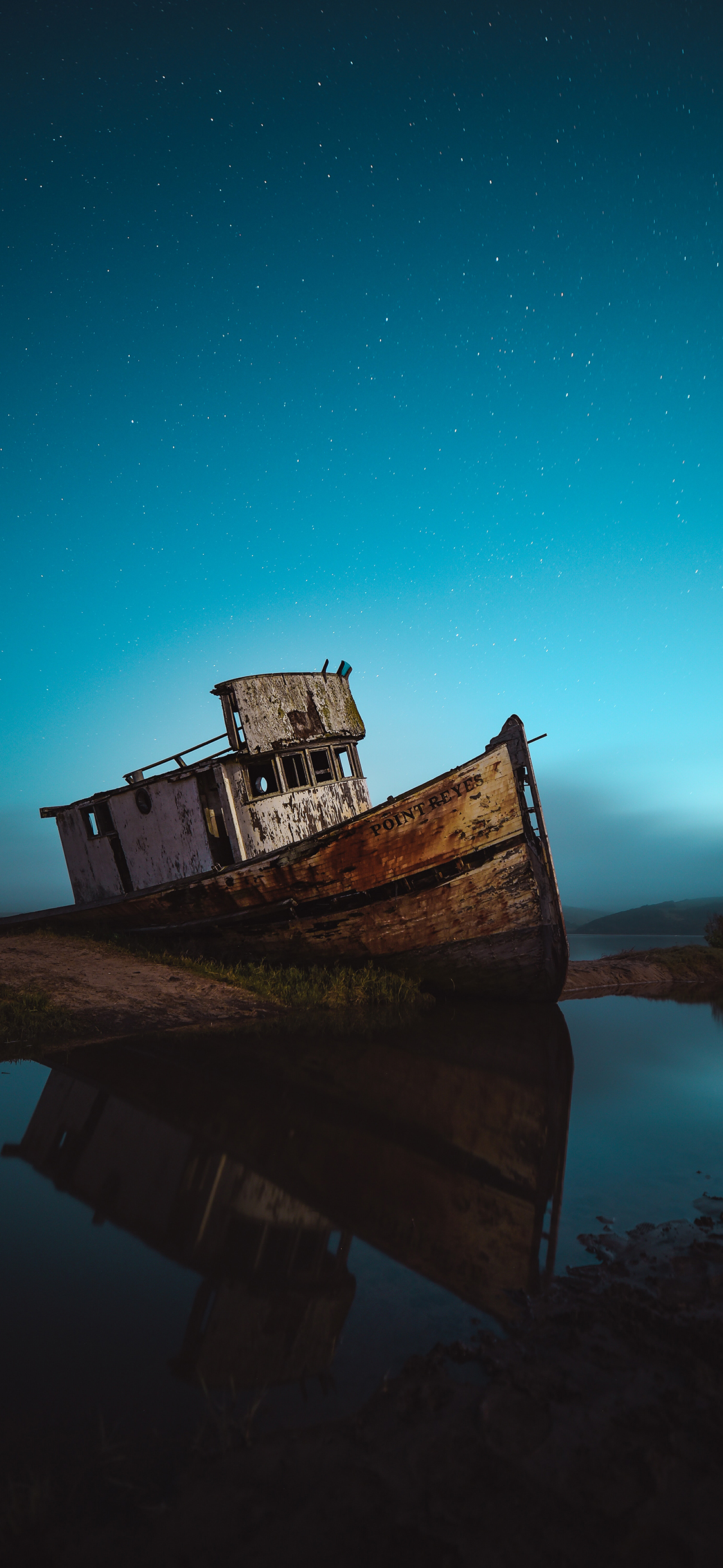 轮船 破损 湖面 意境 苹果手机高清壁纸 1125x2436_爱思助手