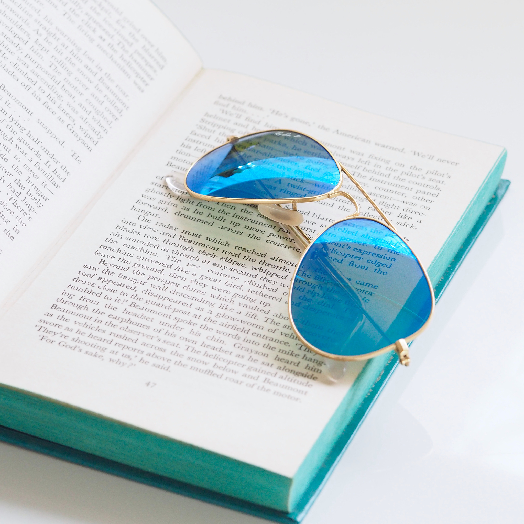 书本 墨镜 书籍 英文 阅读 苹果手机高清壁纸 2