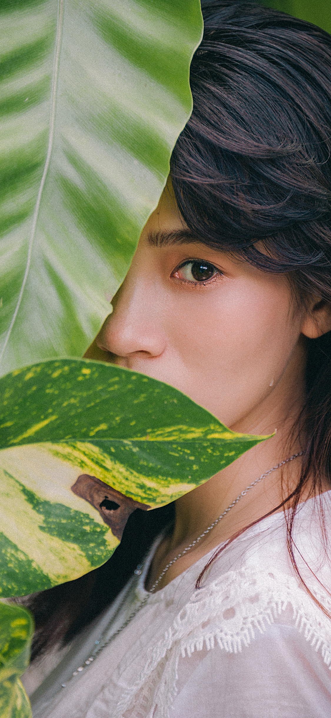 女孩 树叶 遮挡 侧脸 苹果手机高清壁纸 1125x2436_爱思助手