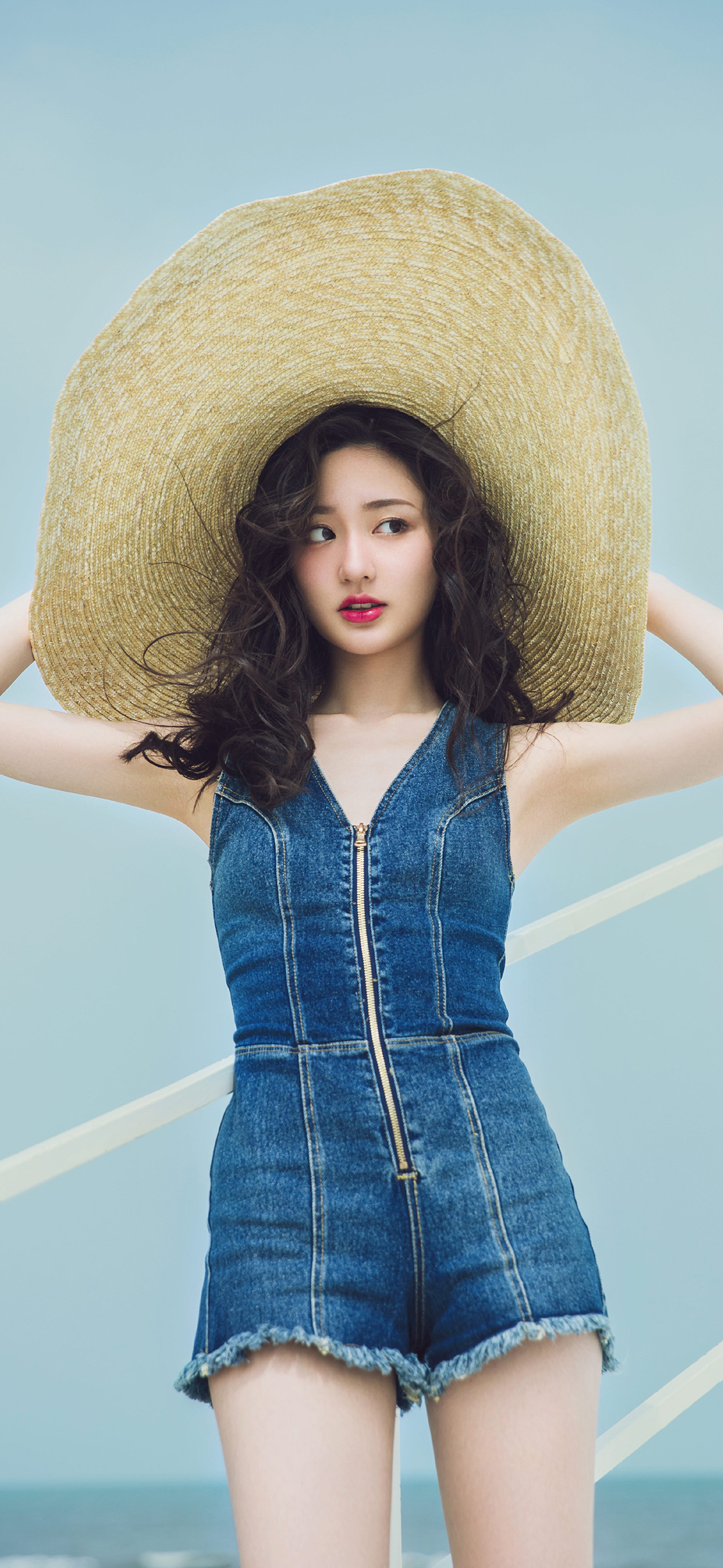 女孩 性感 草帽 海边 蓝色 苹果手机高清壁纸 1125x2436_爱思助手