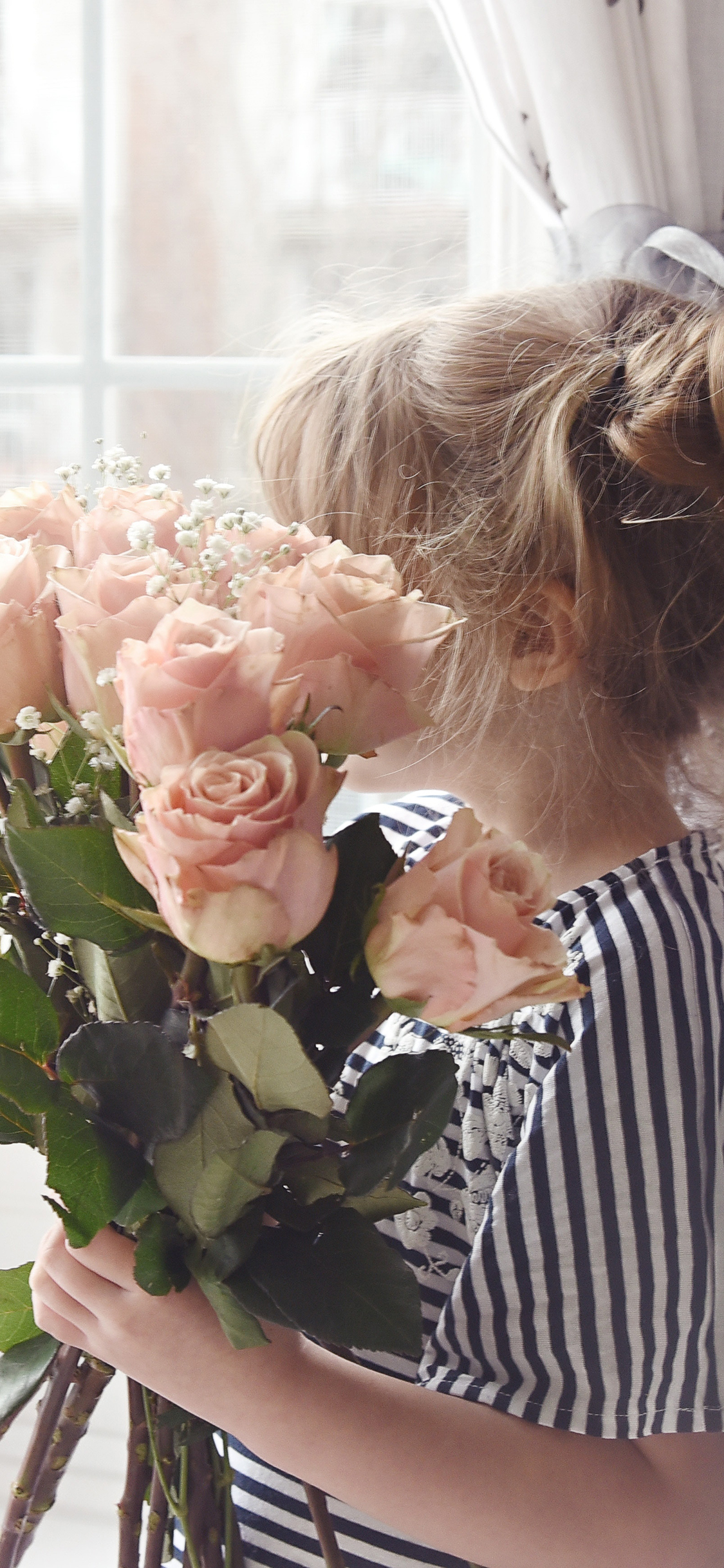 小孩 花束 鲜花 玫瑰 女孩 窗台 苹果手机高清壁纸 1125x2436_爱思
