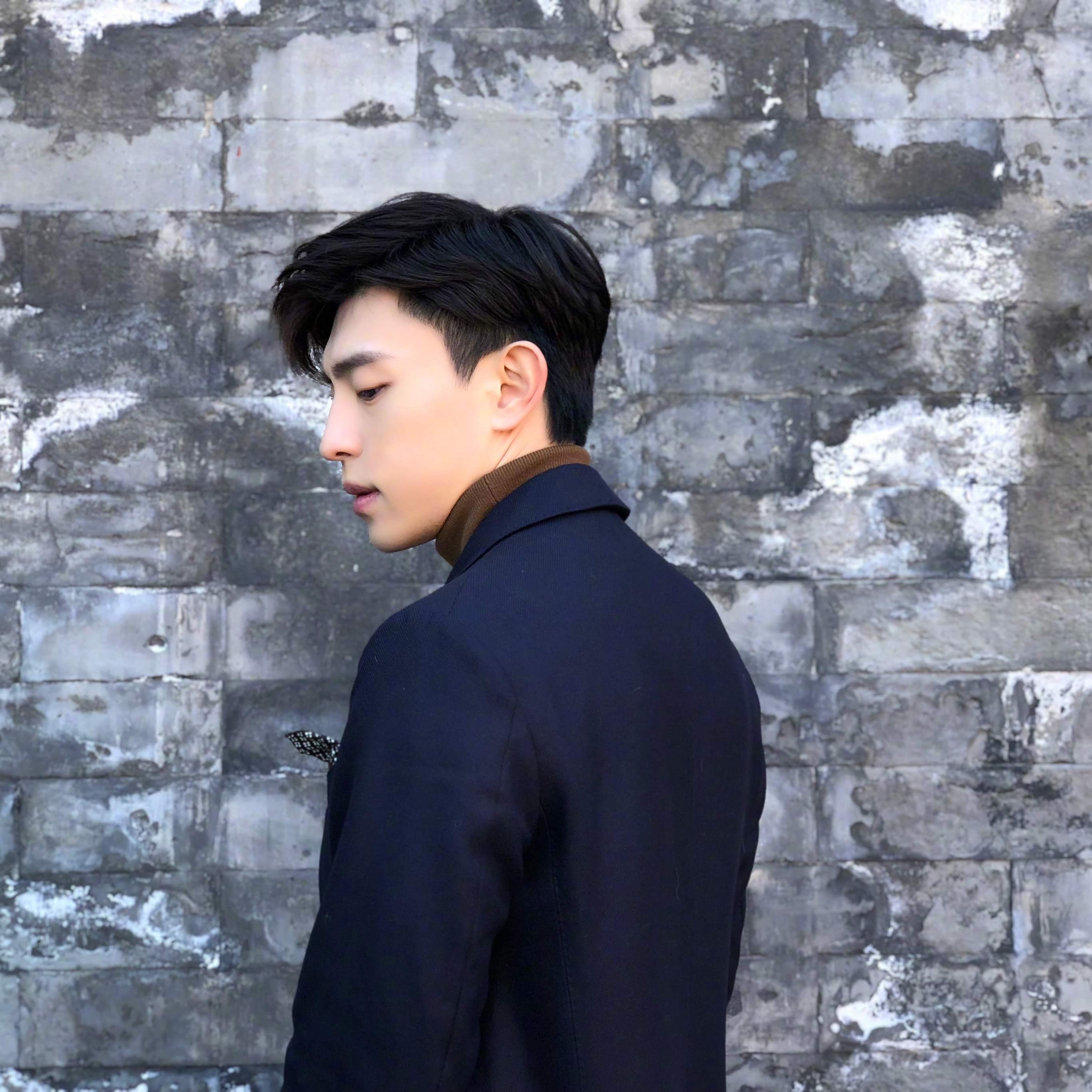 艺人 演员 邓伦 侧颜 苹果手机高清壁纸 2732x2