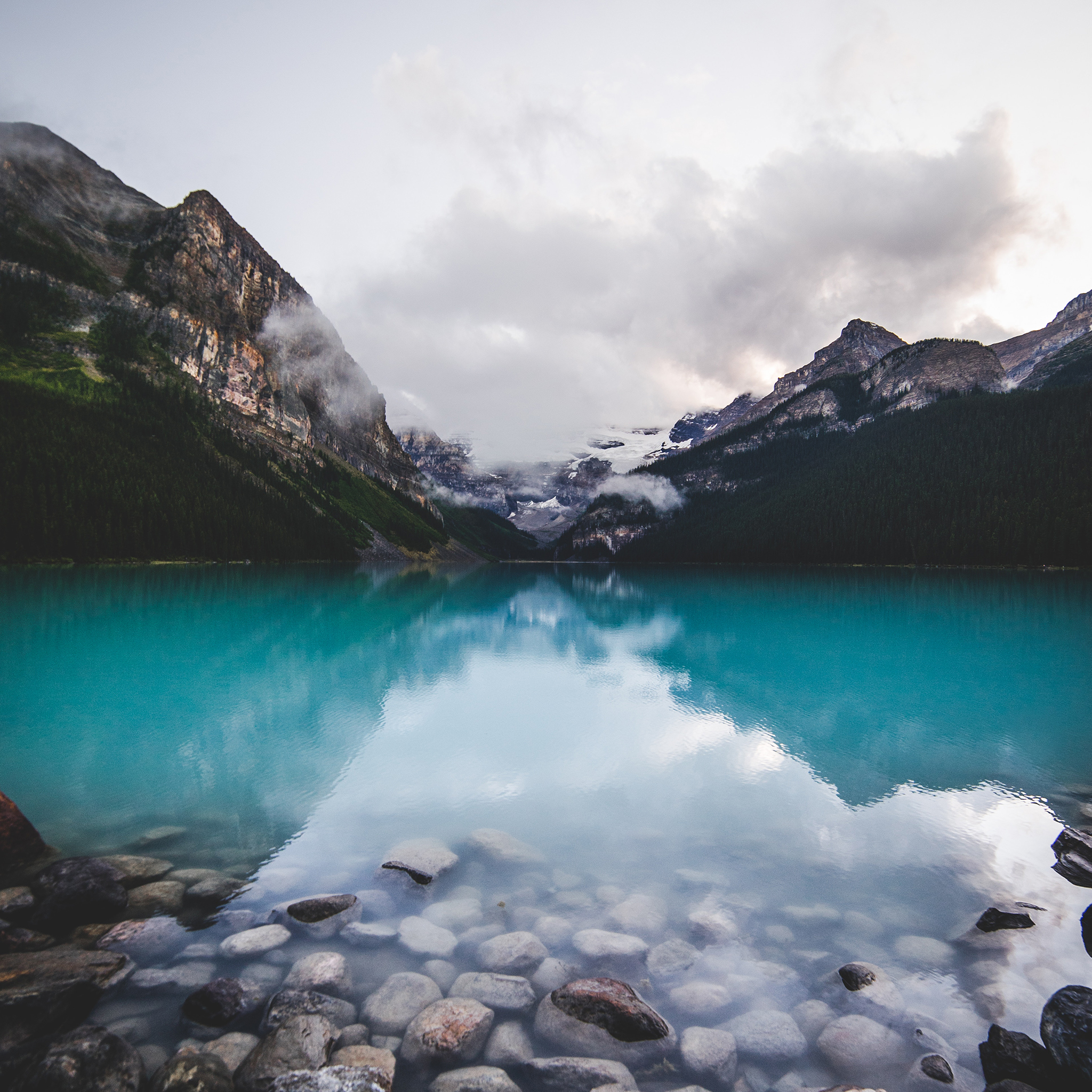 湖泊 鹅卵石 镜面 高山 苹果手机高清壁纸 2048