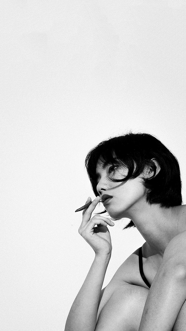 美女 写真 黑白 抽烟 个性 苹果手机高清壁纸 6