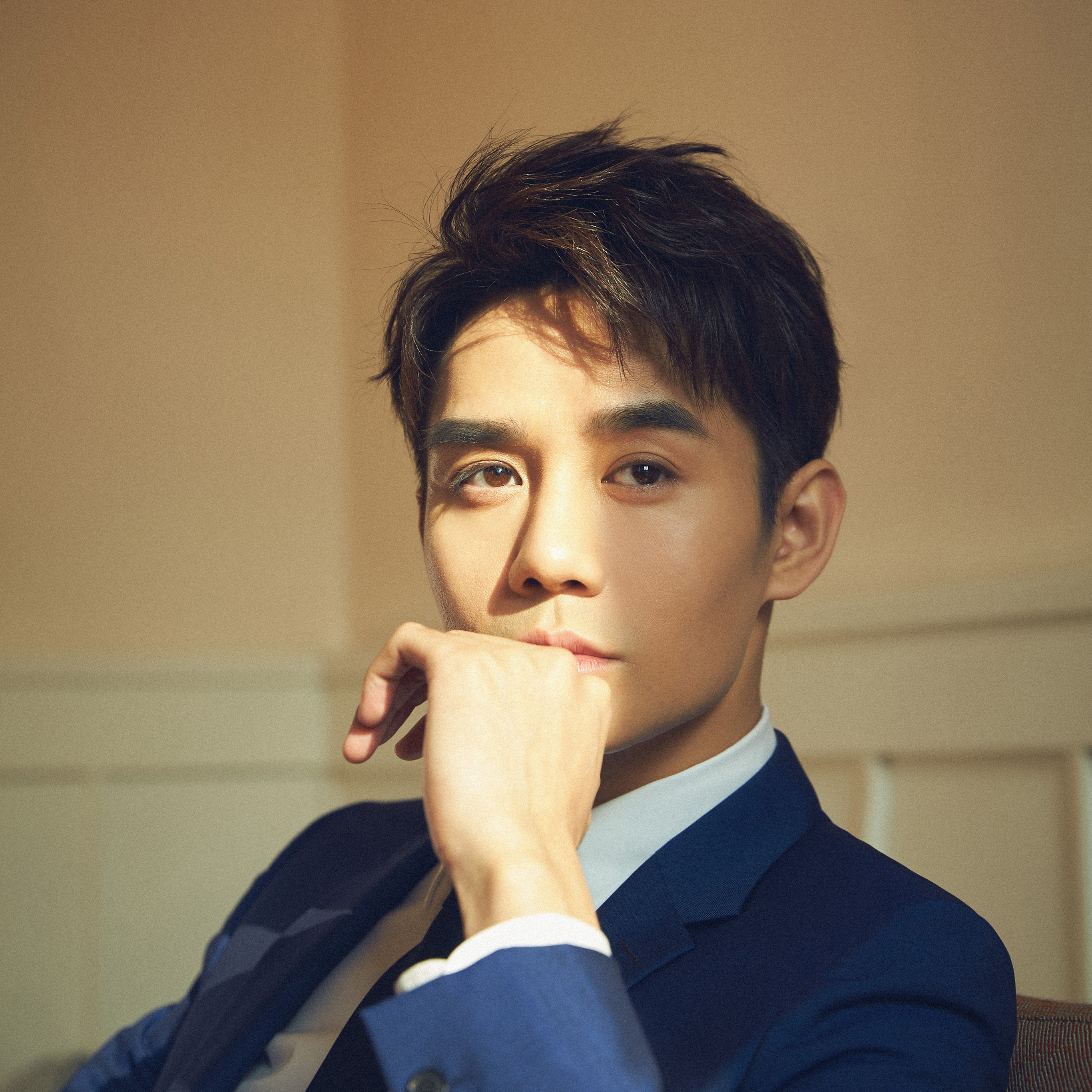 王凯 演员 明星 艺人 西服 苹果手机高清壁纸 2