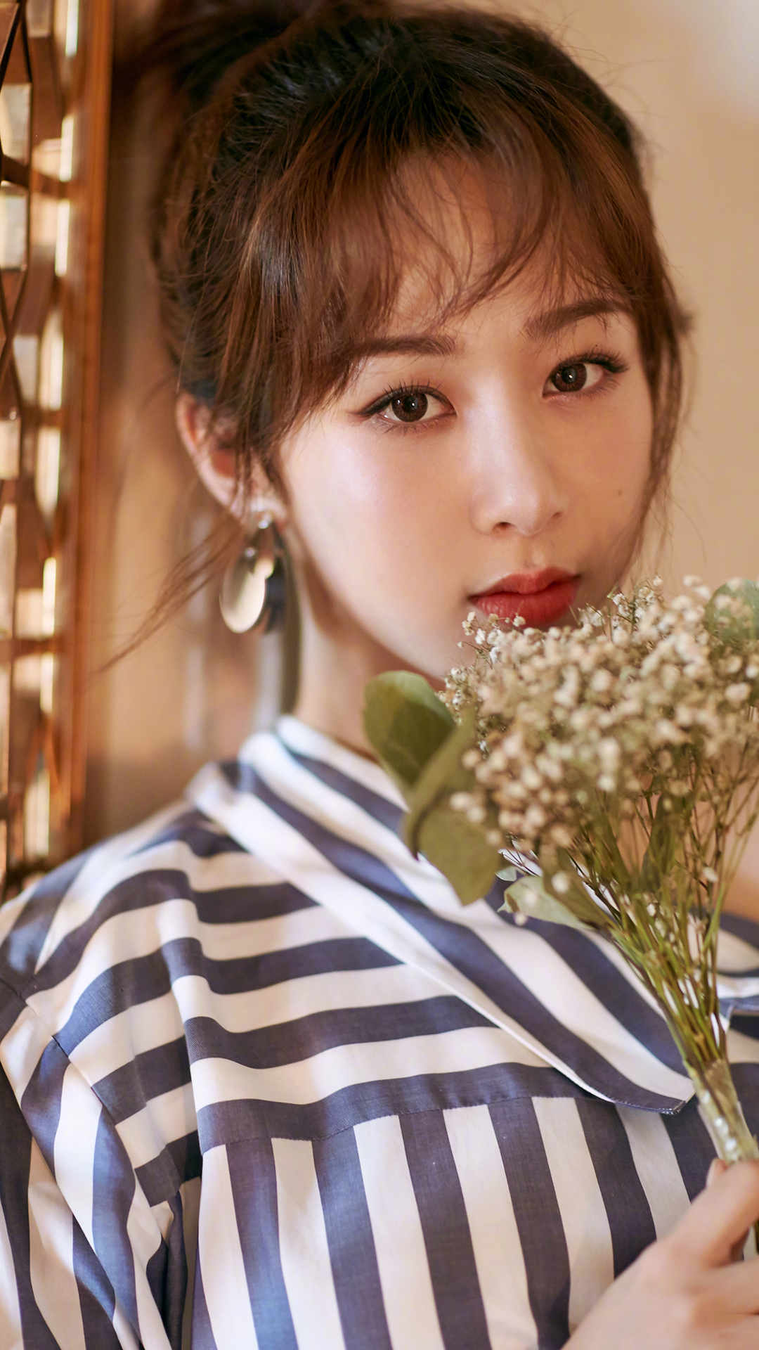 杨紫 花束 演员 艺人 女星 苹果手机高清壁纸 1